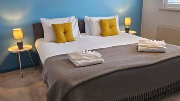 3 dormitorios, escritorio, tabla de planchar con plancha y cuna de viaje