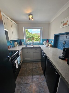 Fridge, microwave, oven, dishwasher - Beautiful Aldeburgh Costal Getaway (Aldeburgh)