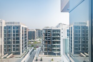 Exterior - Luxurious 2BR Apartment in Azizi Riviera 18, Al Merkadh by Deluxe Holiday Homes (Dubai)