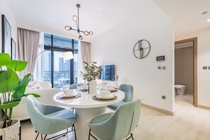 Dining - Luxurious 2BR Apartment in Azizi Riviera 18, Al Merkadh by Deluxe Holiday Homes (Dubai)