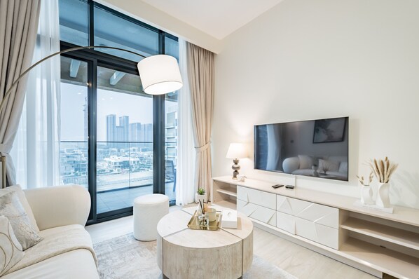 TV - Luxurious 2BR Apartment in Azizi Riviera 18, Al Merkadh by Deluxe Holiday Homes (Dubai)