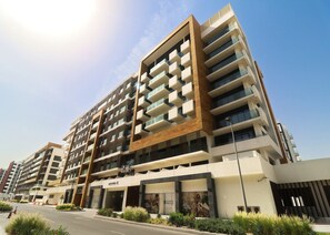 Exterior - Luxurious 2BR Apartment in Azizi Riviera 18, Al Merkadh by Deluxe Holiday Homes (Dubai)