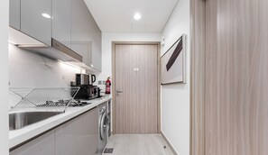 Fridge, microwave, toaster, cookware/dishes/utensils - Contemporary Studio in Azizi Riviera 31, Al Merkadh by Deluxe Holiday Homes (Dubai)