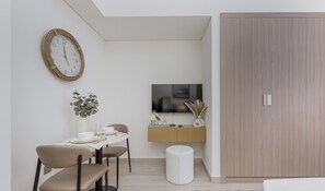 Dining - Contemporary Studio in Azizi Riviera 31, Al Merkadh by Deluxe Holiday Homes (Dubai)