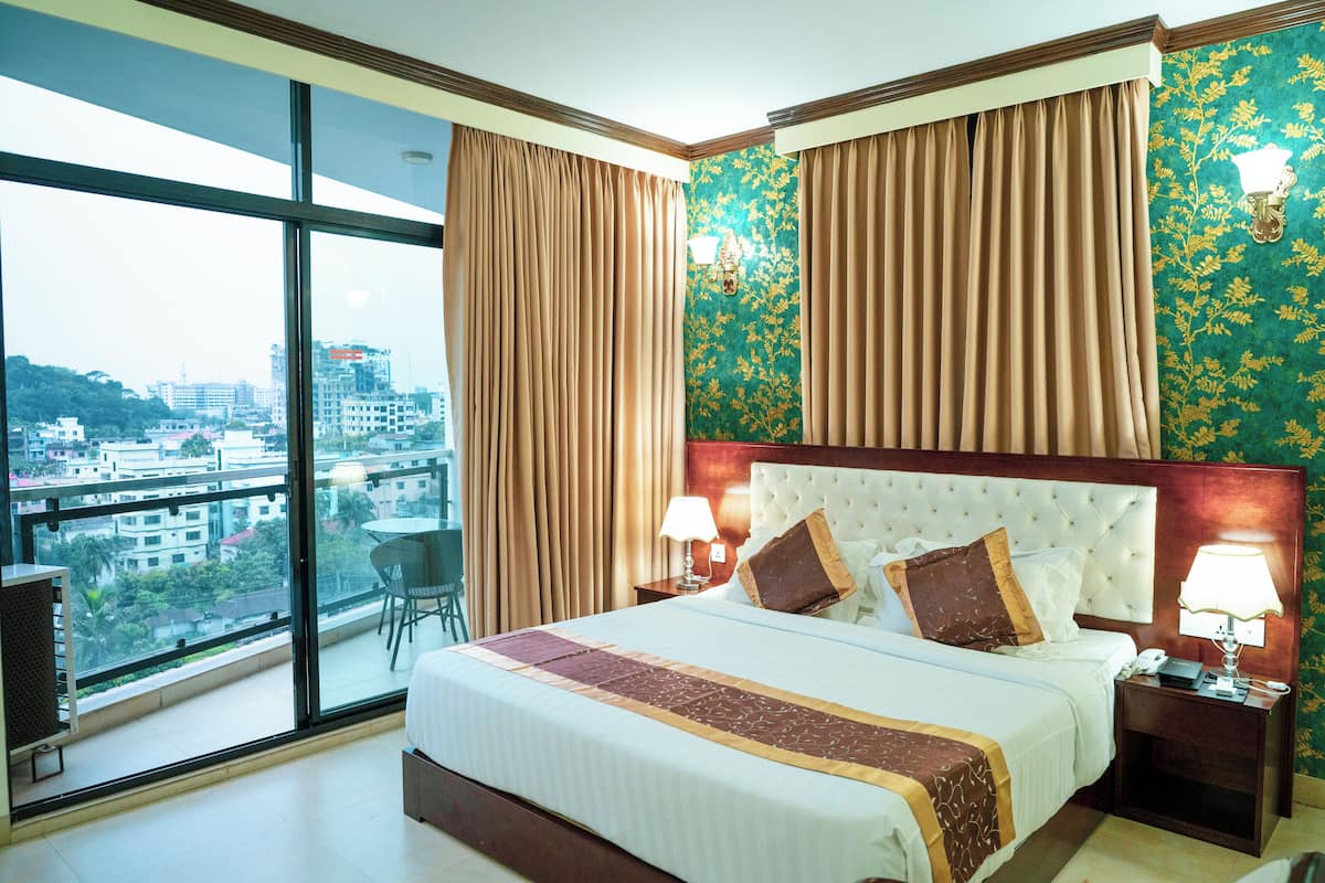 Kamar Premium | Brankas, meja kerja, ruang kerja ramah laptop, dan kedap suara