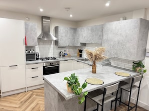 Apartment | Private kitchen | Fridge, microwave, oven, stovetop - Birmingham City 2 Bedroom Apartment - Free Parking (Birmingham)