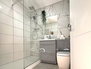 Apartament | Bany | Dutxa, assecador de cabells i tovalloles 