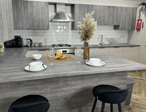 Apartment | Private kitchen | Fridge, microwave, oven, stovetop - Birmingham City 2 Bedroom Apartment - Free Parking (Birmingham)