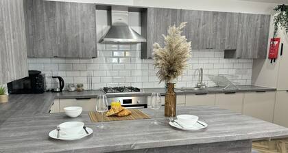 Birmingham City 2 Bedroom Apartment - Free Parking