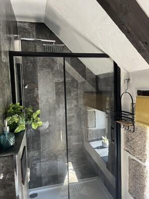 Cottage | Bathroom | Combined shower/tub, deep soaking tub, hair dryer, towels - Beautiful Character Cottage - With Hot Tub (Bodmin)