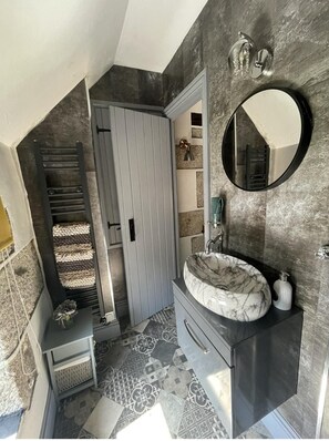Cottage | Bathroom | Combined shower/tub, deep soaking tub, hair dryer, towels - Beautiful Character Cottage - With Hot Tub (Bodmin)