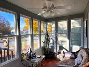 Een open haard, boeken en een muziekbibliotheek