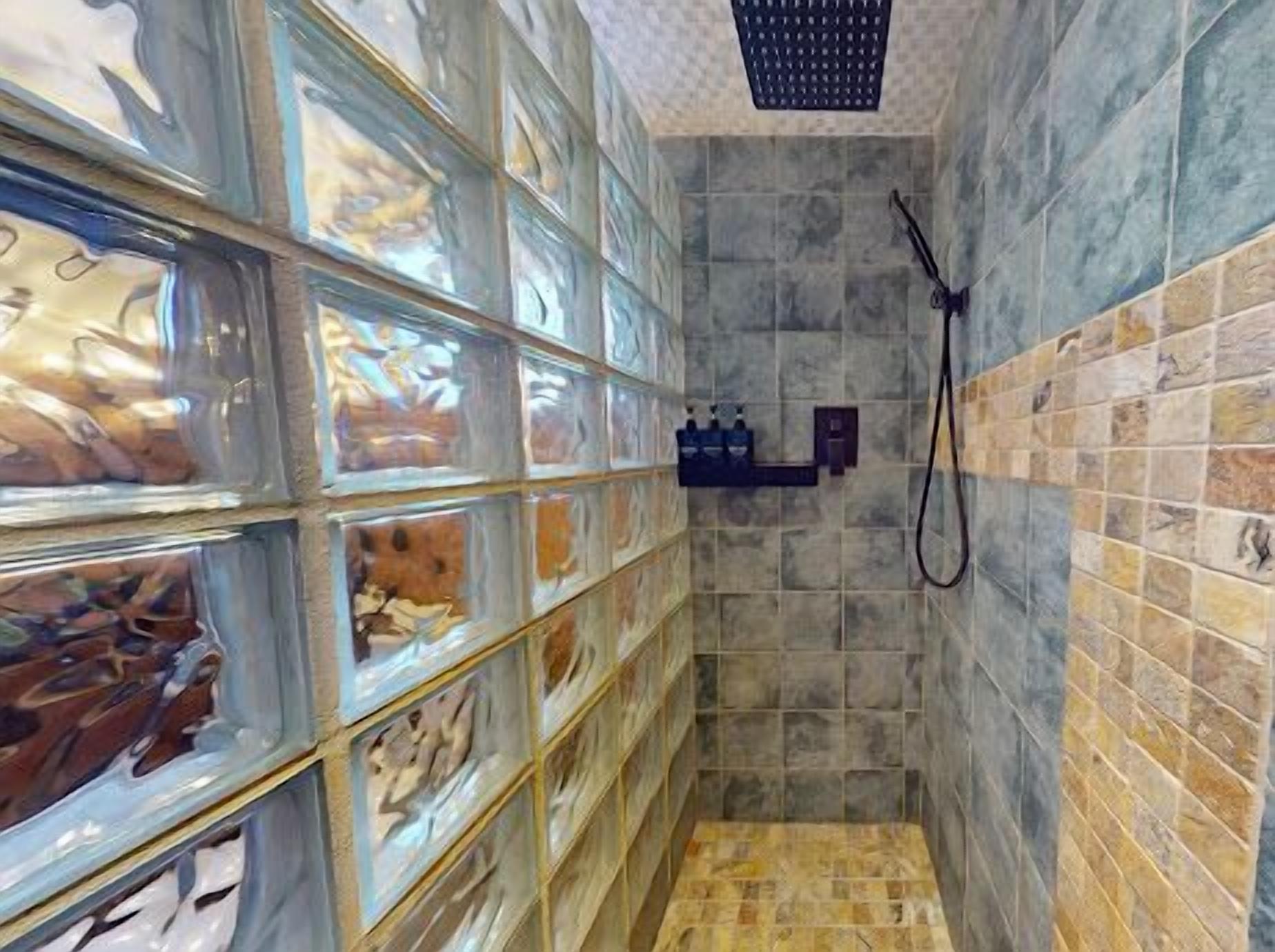 Een douche, een haardroger, handdoeken, zeep