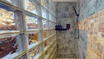 Een douche, een haardroger, handdoeken, zeep