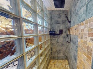 Shower, hair dryer, towels, soap - Romantic Wine Country Retreat Spa-Hot Tub & Sauna (Burdett)