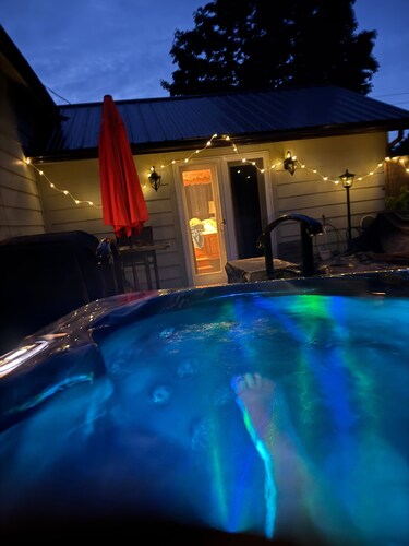 Charming "spa like" home with Hot Tub and Infrared Sauna