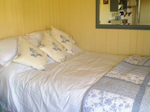 1 bedroom, bed sheets - Beeches Shepherd Hut (Harleston)