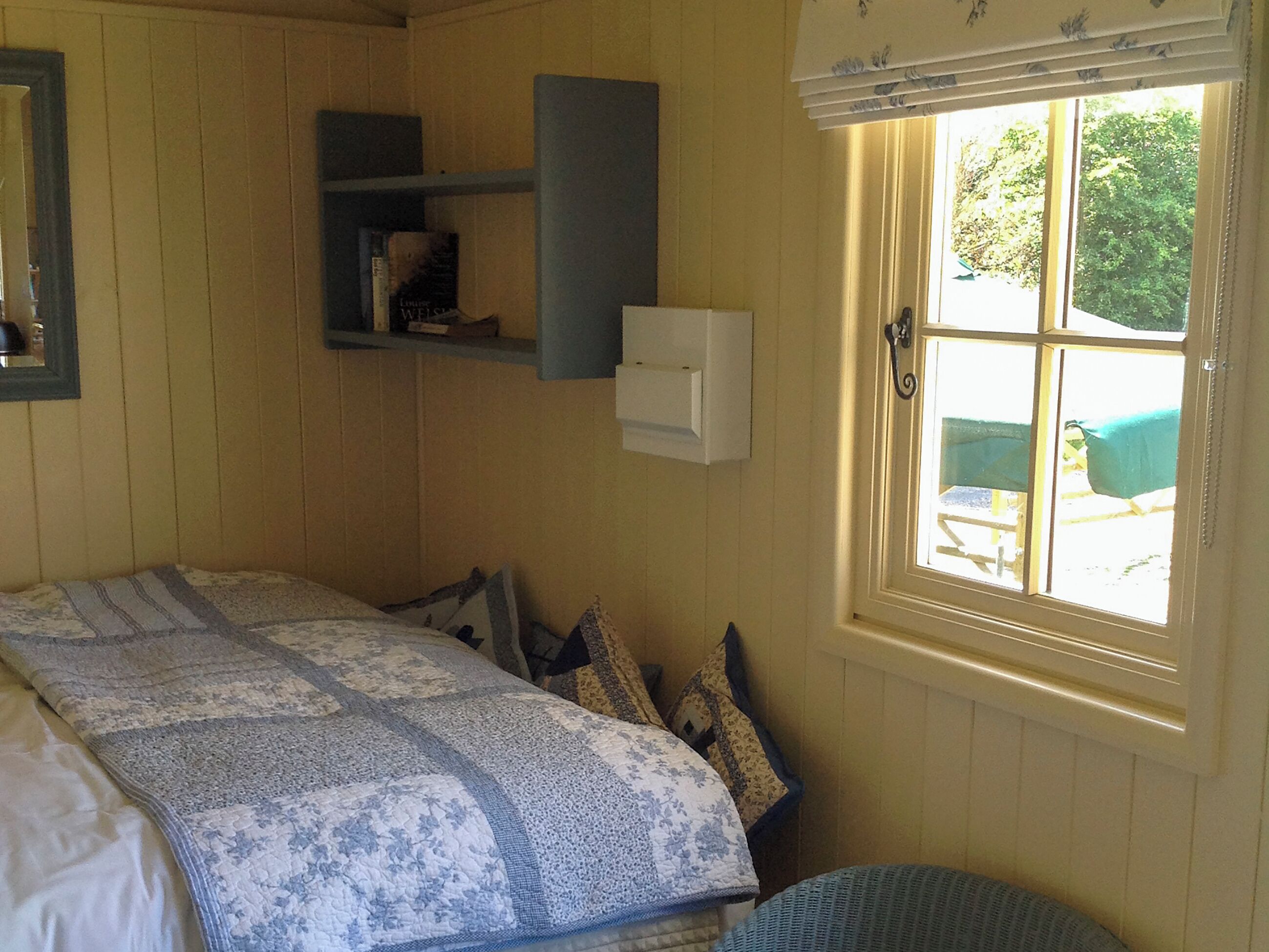 1 bedroom, bed sheets