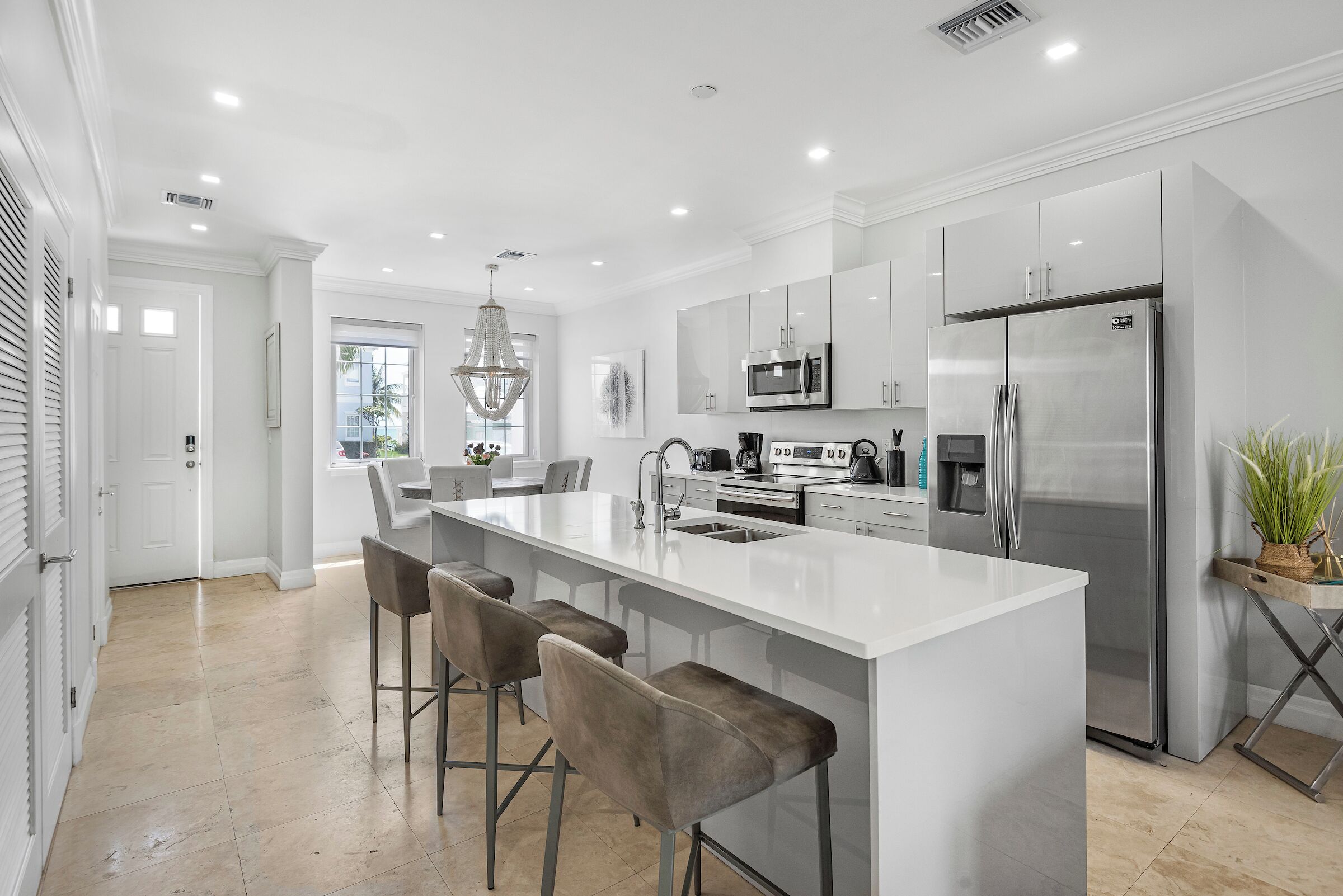 Frigorífico, microondas, horno y placa de cocina