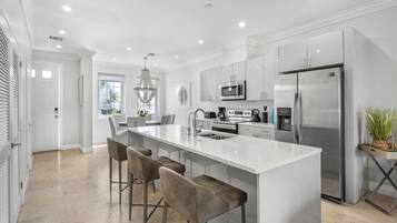 Frigorífico, microondas, horno y placa de cocina