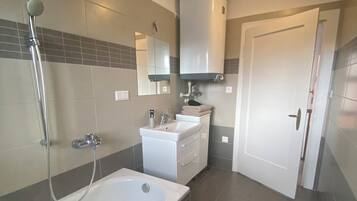 Haartrockner, Handtücher, Seife, Shampoo