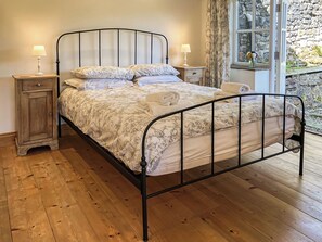 2 bedrooms, free WiFi, bed sheets - 1 Swallowholm Cottages (Arkengarthdale)