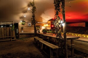 Cabaña | Restaurante al aire libre