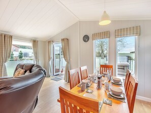 Dining - Pines Lodge - UK43480 (Holywell)