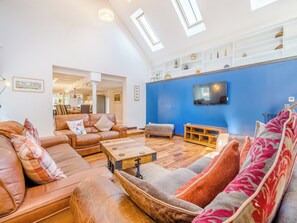 Living area - 5 bedroom accommodation in Pitlessise, near Cupar (Pitlessise, near Cupar)