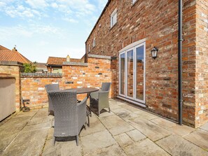 Outdoor dining - 2 bedroom accommodation in Burgh Le Marsh, near Skegness (Burgh Le Marsh, near Skegness)