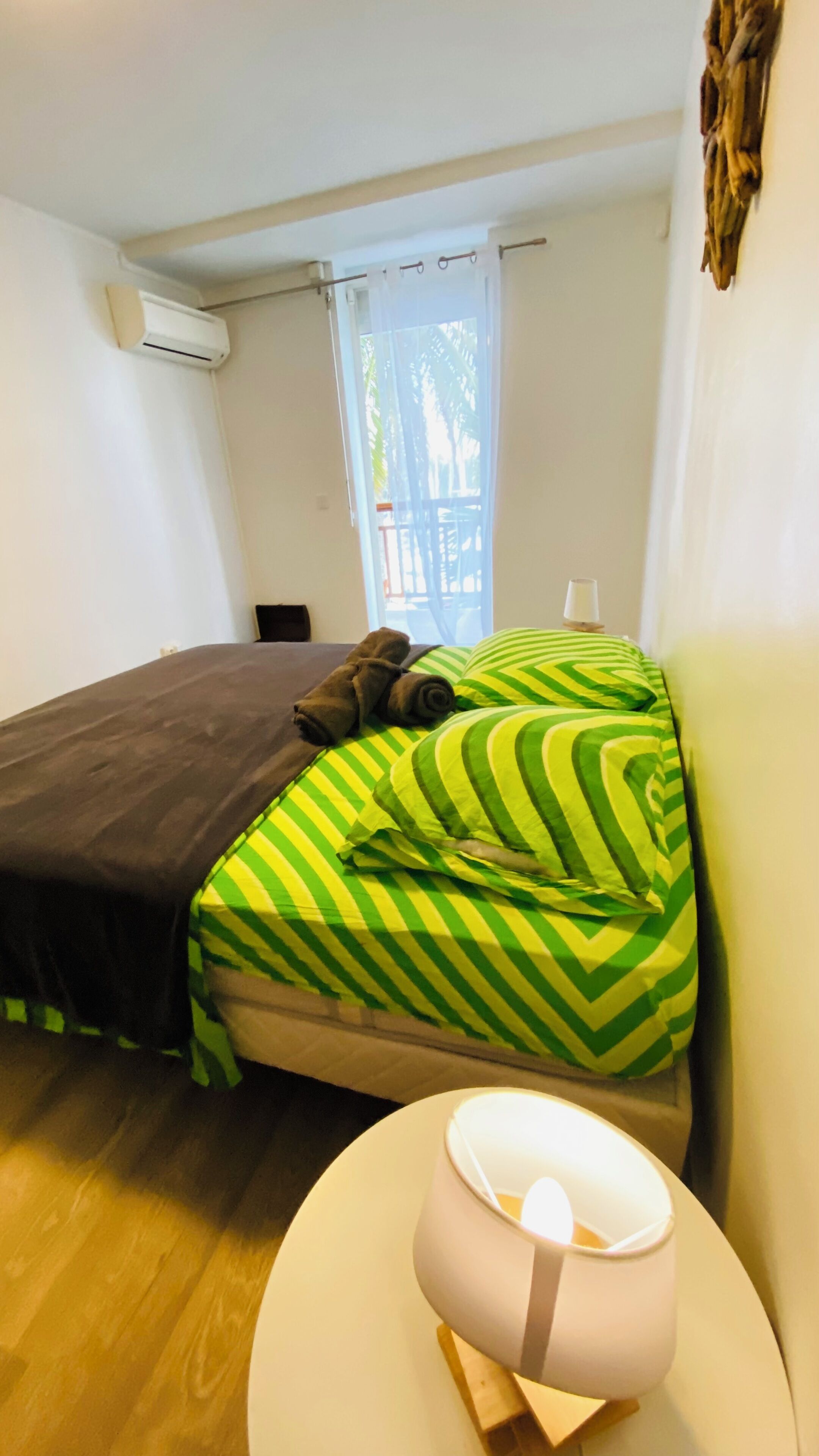 3 عدّة غرف نوم ومكواة/ لوح كي وواي فاي وملاءات أسرّة