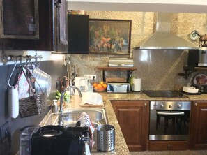 Microwave, oven, stovetop, dishwasher - Solar da Motta
4 bedroom villa in Douro - WiFi, pool, BBQ, free parking (Baião)