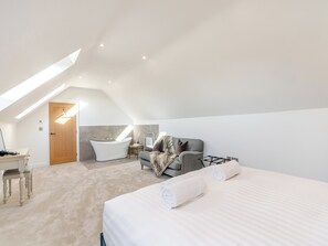 3 bedrooms, free WiFi, bed sheets - The Milling Shed - UK37350 (Newark)