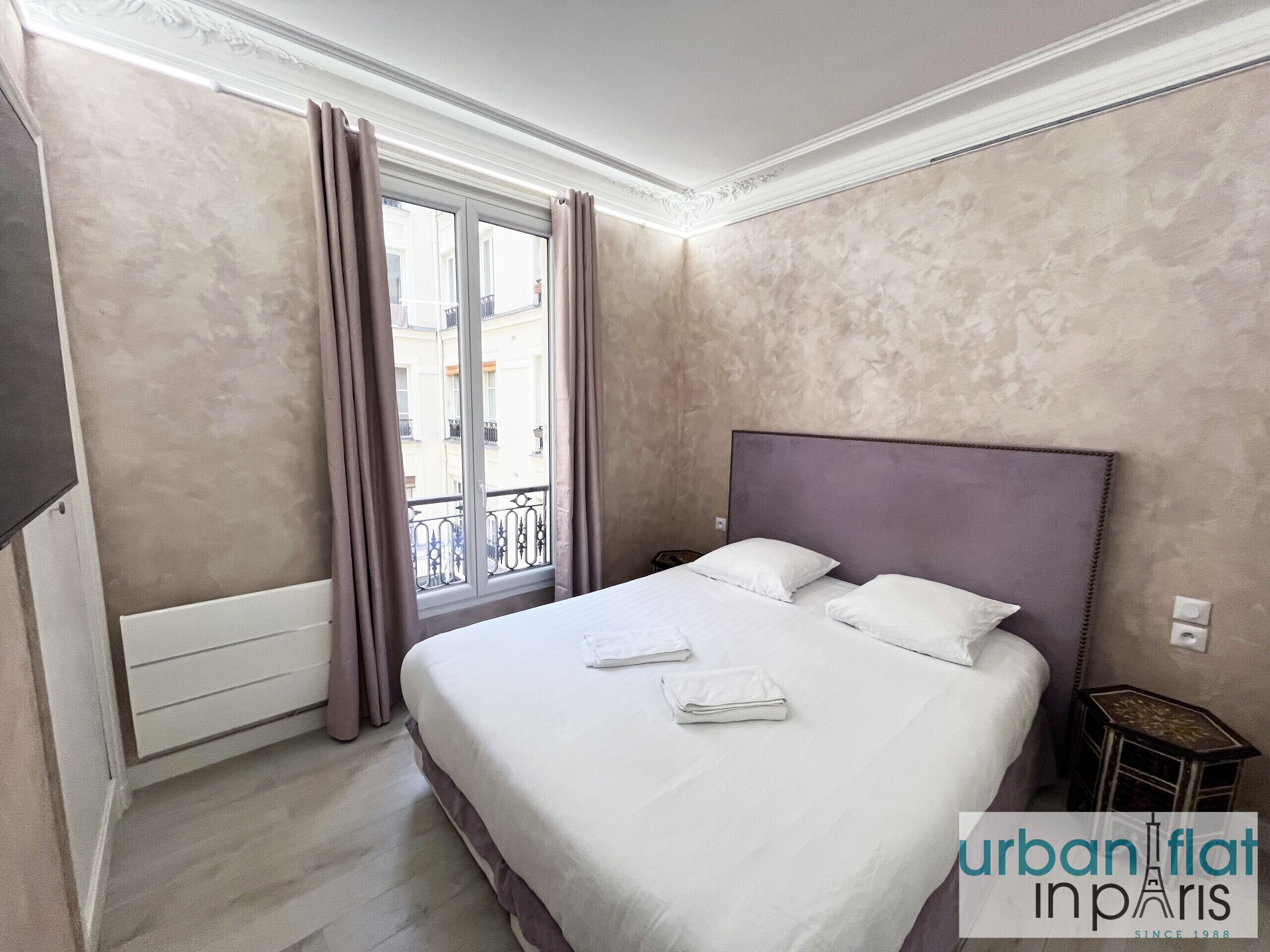 Tabla de planchar con plancha, wifi gratis y ropa de cama 