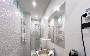 Dusche, Haartrockner, Handtücher