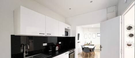 Kylskåp, mikrovågsugn, ugn och kaffe- och tebryggare