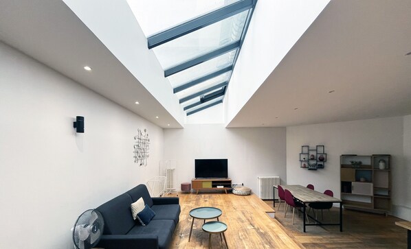 TV - Urban Flat 186 - Spacious 3 Bedroom Flat in Paris (París)