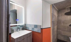 ヘアドライヤー、石鹸、トイレットペーパー