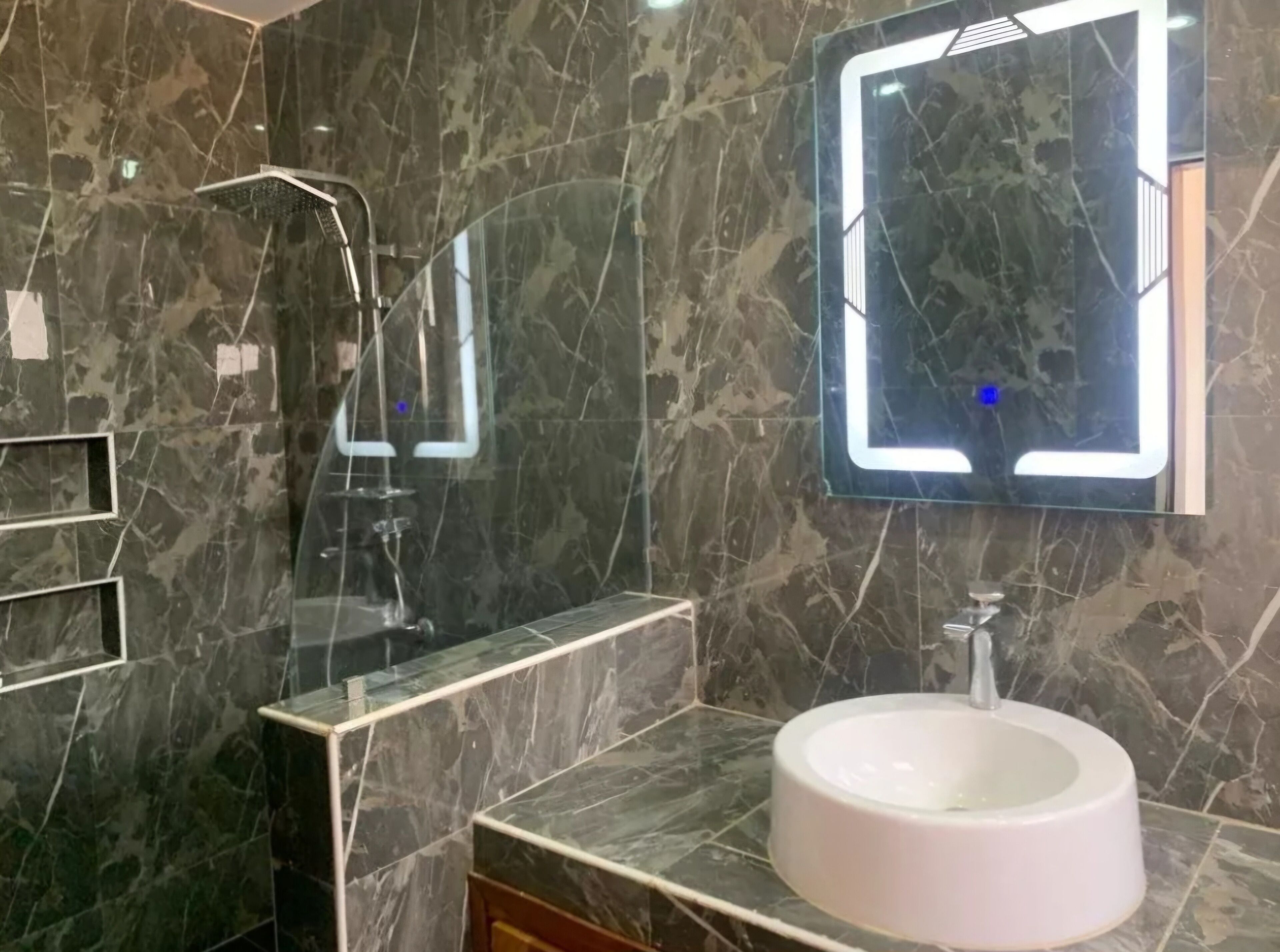 シャワー、タオル、石鹸、トイレットペーパー