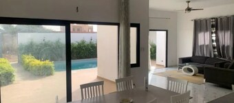 Luxury villa with 4 bedrooms/showers and private pool close to the beach