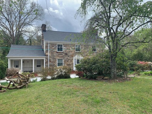 Elegant King Size Suite In Historic Hendersonville House With Healthy Breakfast