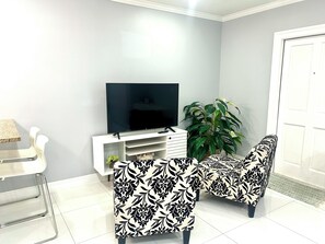 Smart TV - Adorable 1 bedroom studio in perfect location  (West Palm Beach)