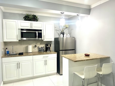 Fridge, microwave, coffee/tea maker, toaster. Adorable 1 bedroom studio in perfect location