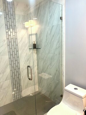 Haartrockner, Handtücher, Seife, Shampoo