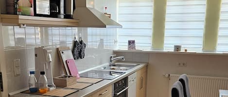 Refrigerador, microondas, horno y parrilla de estufa