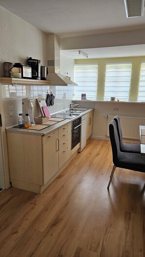 Fridge, microwave, oven, stovetop - Ferienwohnung Lehmann (Wolfenbüttel)