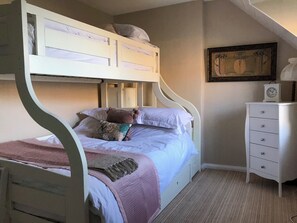3 bedrooms, free WiFi, bed sheets
