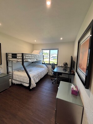 3 bedrooms, iron/ironing board, WiFi, bed sheets