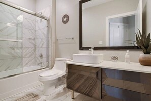 Comfort Condo, 2 Bedrooms, Non Smoking, Pool Access | Bathroom - Luxurious Downtown Condo (Baton Rouge)