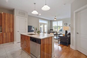 Condo Confort, 2 habitaciones, para no fumadores, acceso a la alberca | Cocina privada | Refrigerador, microondas, horno y parrilla de estufa 